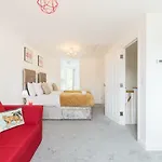 Sherlock Family And Contractor Home By Svelte Living Secure Parking