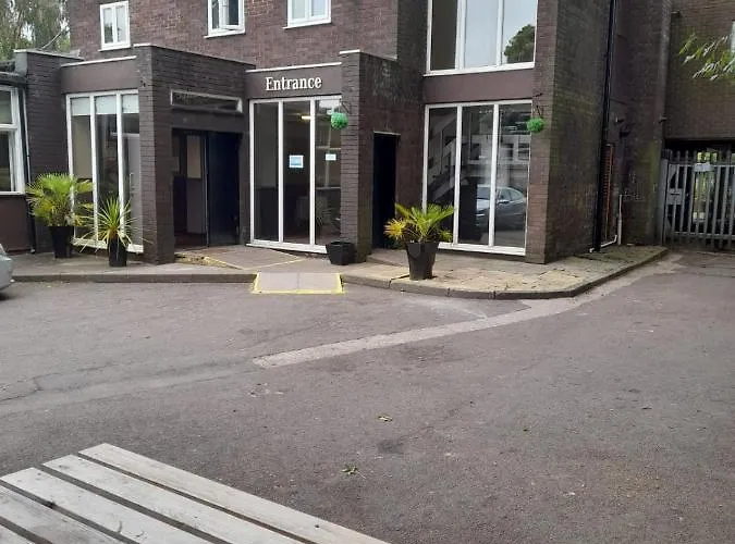 The Avenue Club And Lodge
