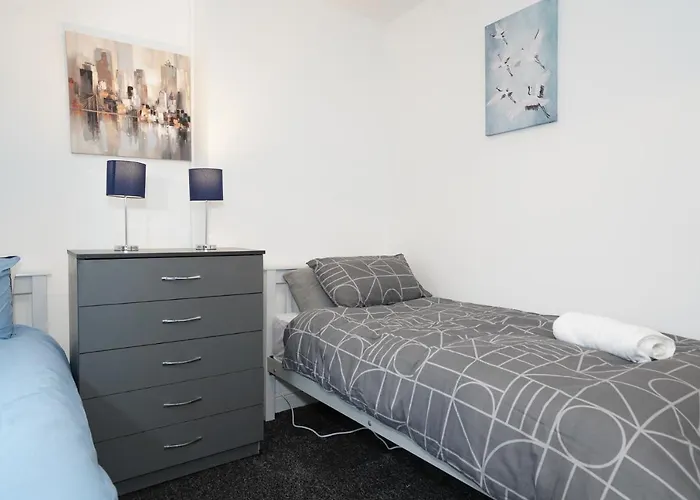 Birmingham Coplow, 3 Bedrooms House, With 6 Beds, 2X Doubles Beds, 3X Singles Beds And 1 Sofa-Bed,Sleeps People
