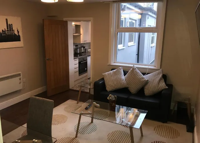 Ground Floor Contemporary 1 Bed Apartment