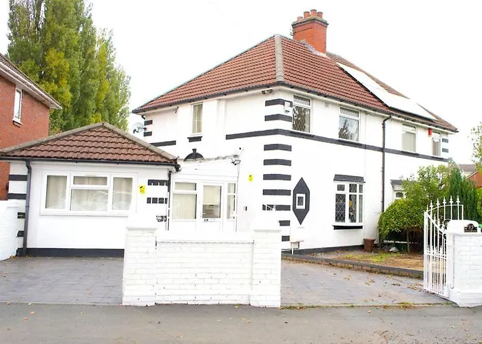 Large & Comfy House In Birmingham, 4 Bedroom,Secured Free Parking ,Free Wifi