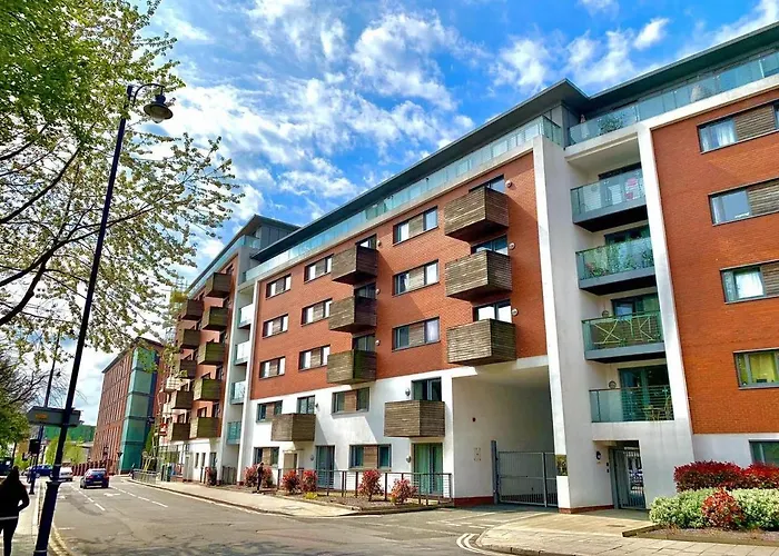 Insta-Style Penthouse With Balcony Or 2B Apartment With Balcony Birmingham City Centre