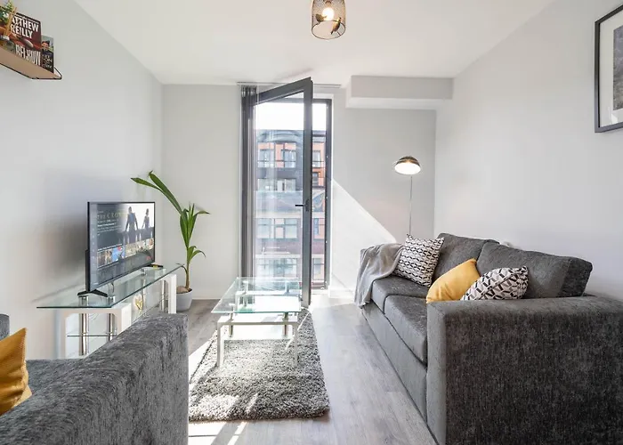New Build - 2 Bed Snug Modern Apartment - Juliet Balcony - Roof Top Terrace - Digbeth, Birmingham City Centre - Free Netflix & Smart Tv