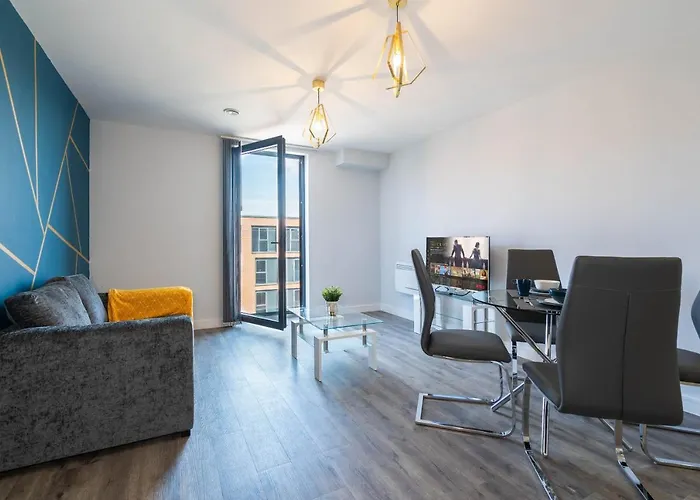 *New Build* 1 Bed Modern Apt - With Juliet Balcony - Roof Top Terrace - Digbeth, Birmingham City Centre - Free Netflix & Smart Tv