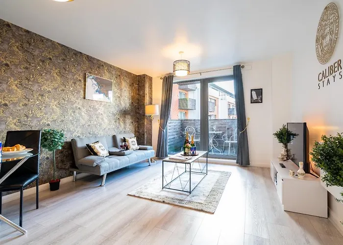 Caliber Stays Birmingham Bliss - Medusa Suite Apartments - Central 2-Bed Retreat - City Attractions, Sleeps 4, Free Netflix, Nearby Parking & Close Proximity - Bullring, Grand Central, The Cube - 5 Minutes Walk
