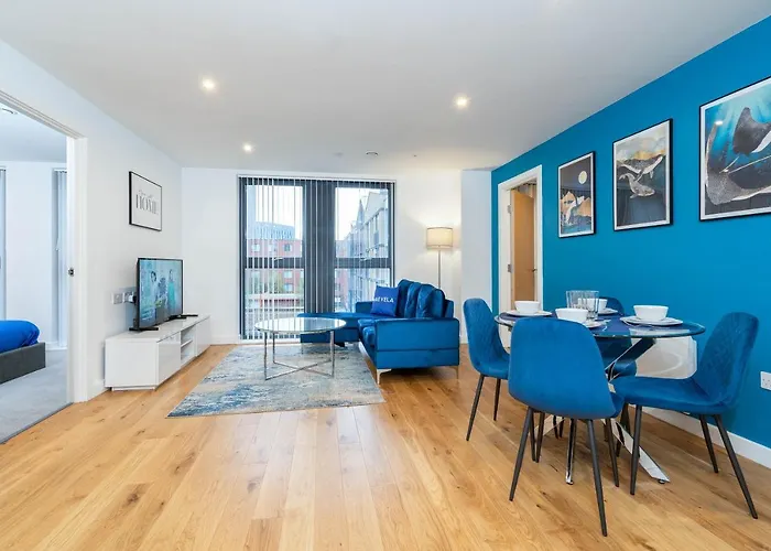 Maevela Apartments - Luxury Broad St Apartment - 2 Bed, 2 Bath - City Centre/Cube/Mailbox - With Underground Parking ✓- L Shape Sofa, Large 50 Inch Smart Tv With Free Netflix & Wifi