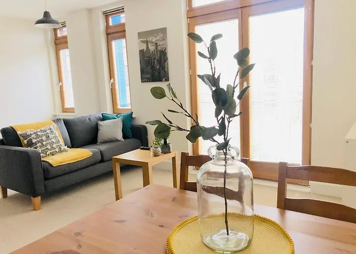 Centre Of Birmingham, 2 Bedroom - Perfect For Families, Group, Or Business