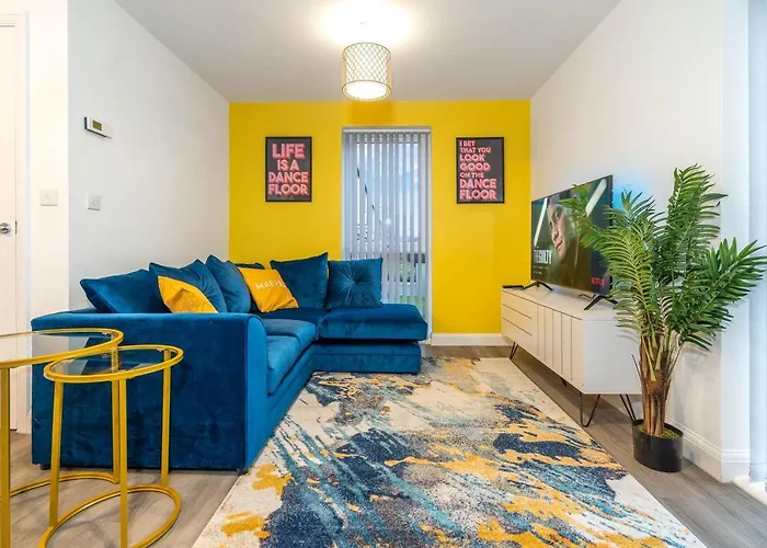 Cosy Stylish 2 Bed House ✘ L Shape Sofa ☆ Free Parking, 2 Car Spaces → With 55 Inch Smart Tv, Free Netflix & Wifi - By Maevela