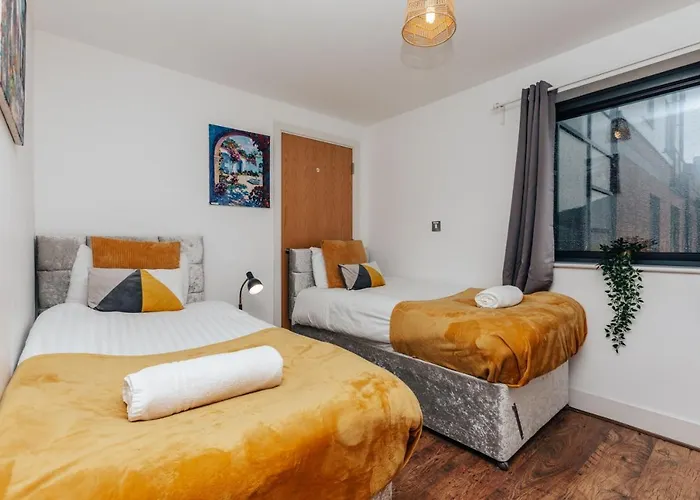 2 Bed, 4 Single Beds & Sofa Bed Contractor Friendly, Broad Street, Smart Tv, Wifi, Free Parking