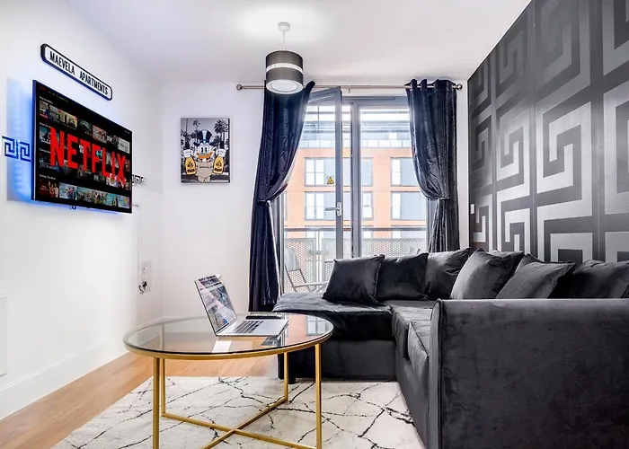 Maevela Apartments - Arcadian Versace Themed Apt ☆ Huge Balcony / Free Parking → Free Netflix -2 Min Walk From Birmingham Hippodrome Theatre, Arcadian, China Town, Sidewalk Club, Gay Village, 5 Mins From New Street Train Station - Birmingham Grand Ce