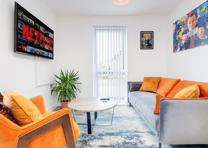Luxury City Centre Stylish 2 Bed House ☆ Free Driveway Parking → With 55 Inch Smart Tv, Free Netflix & Wifi ✘ Comfy Seating Area - By Maevela
