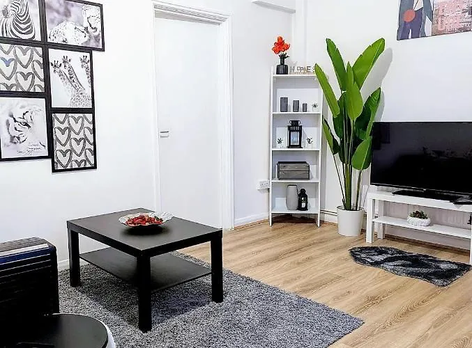 Luxury 1 Bed Service Apartment With Parking