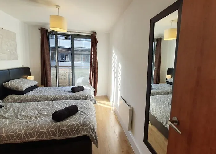 Modern Arcadian Centre Apartment 2 Bed / Balcony