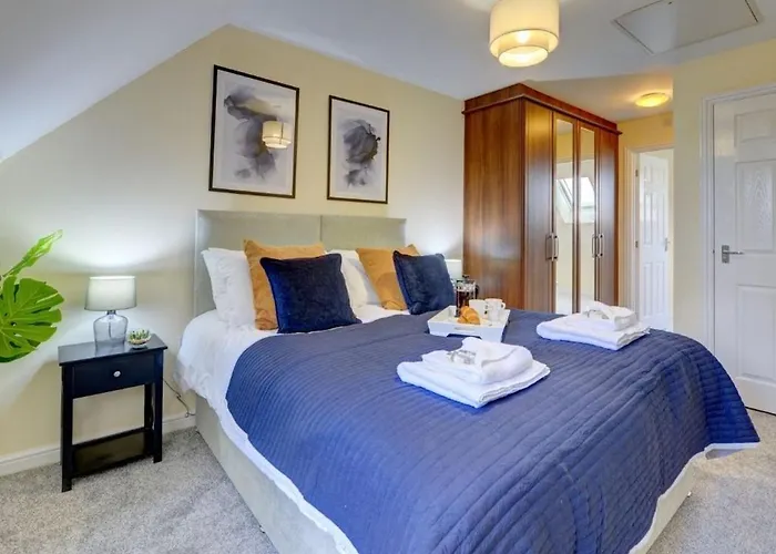 The Leyburn I Large Executive House I Great Dining Space I Parking I Garden I Close To Nec & 12 Mins To Airport I Ecoshort Term Let By Silva