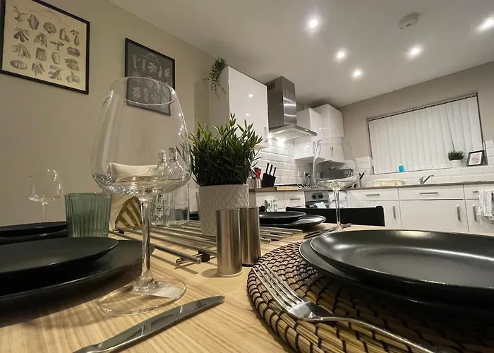 New Stylish House - Sleeps 7 - Free Parking - Contractors Welcome - Wifi