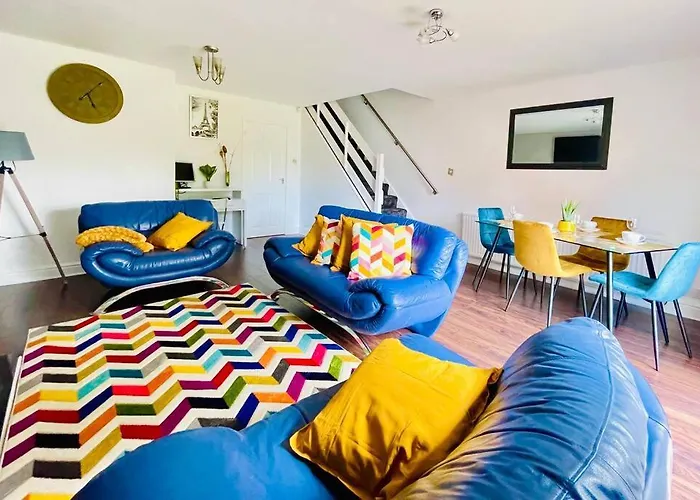Mayfair Place - Cosy 3 Bedroom House With Free Parking