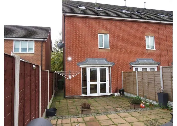 Hawksworth House In Birmingham Near Solihull, Near Nec, Hs2, Jaguar Land Rover, Bear Grylls Centre, Resorts World And Birmingham Airport With A Garage And Free Parking, Great For Families