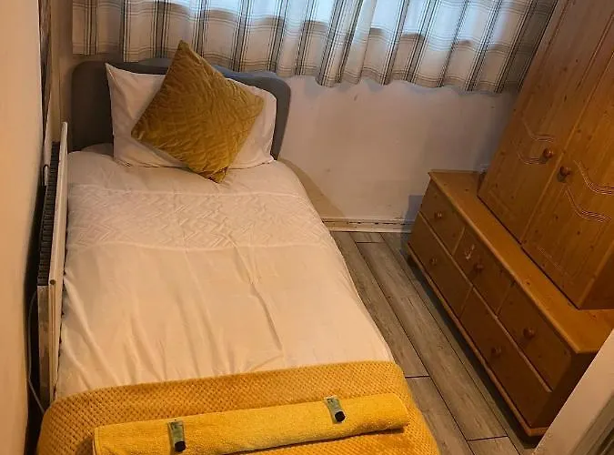 Indulge Hockley Hotel - With Free Front Parking - 10 Min Drive To Birmingham City Centre Bull Ring, Grand Central, Tesco Superstore, Primark & Commonwealth Games