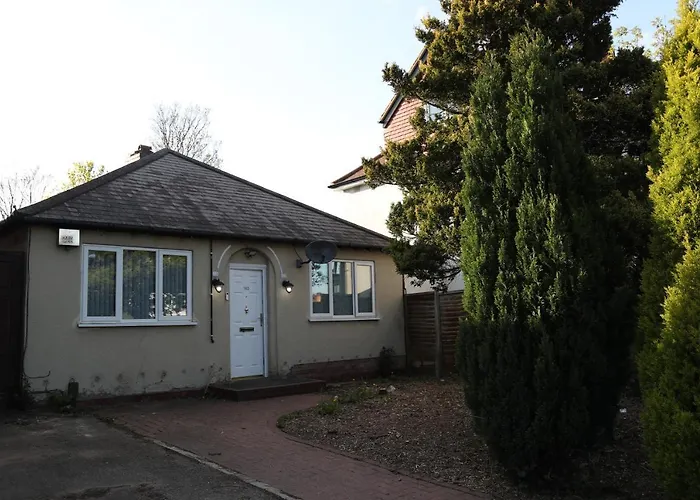 Cosy 3-Bed Bungalow Nec Airport Close To Amenities