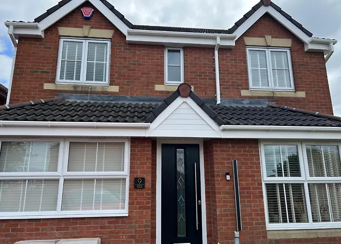 Luxury 4 Bedroom Retreat; With Hot Tub & Parking