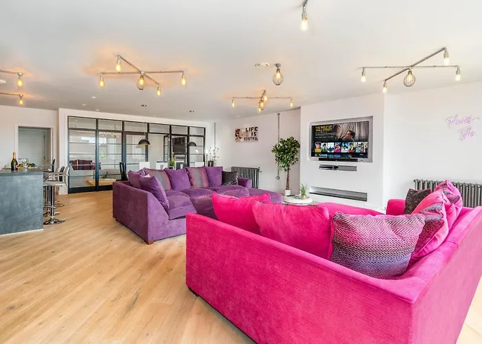 Ultimate Luxury Penthouse - Rooftop Terrace - Air Conditioning - Secure Parking - Long Term Only