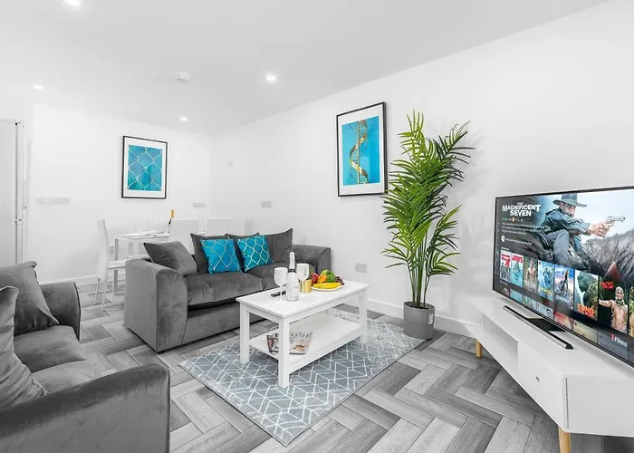 5 Bedroom House - 10 Guests - Multiple Off Street Parking - Garden - Smart Tv - Wifi - Contractors - Families - Groups