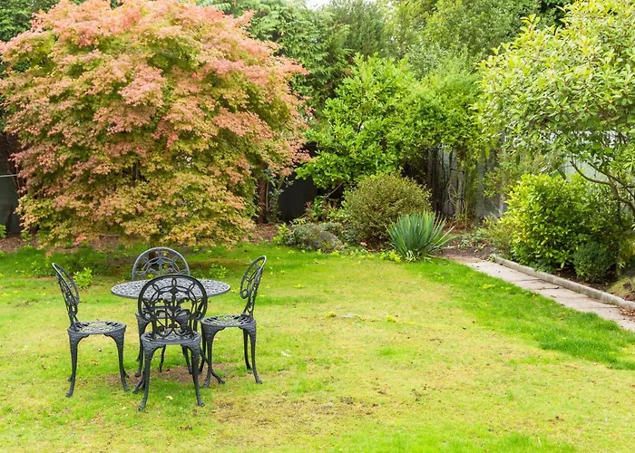 Stunning Solihull 4 Bedroom House With 6 Beds And Large Driveway