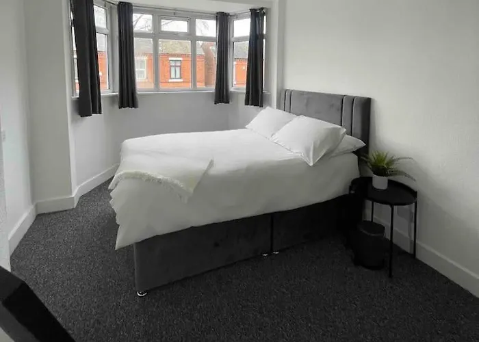 Lovely 3 Bedroom Property With Extensive Parking