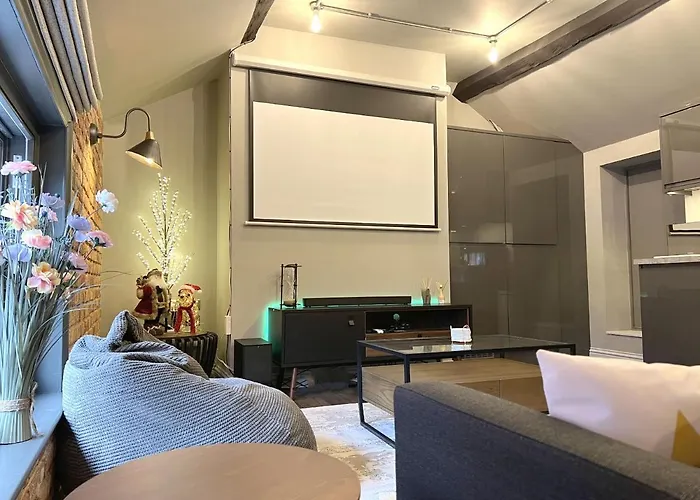 Silver Forge Penthouse - 4K Projector - Snug Room - Luxury Apartment