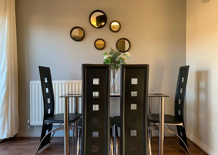 House - 10Min To City Centre - Sleeps 4 - Parking