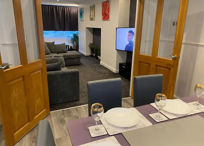 Spacious 3 Bed House, Sleeps 7 People - Birmingham