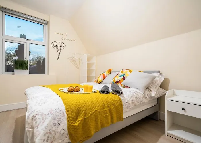 Deluxe 2-Bedroom Flat With Free Parking