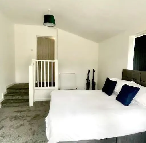 2.Superb Serviced Apartment - Free On Road Parking