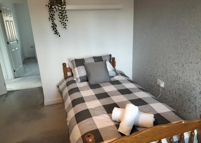 St Martins House In Birmingham Near Solihull And The Nec, Jlr, Hs2, Resorts World, Bear Grylls Centre And Birmingham Airport, With A Garage And Free Parking, Perfect For Contractors And Families!