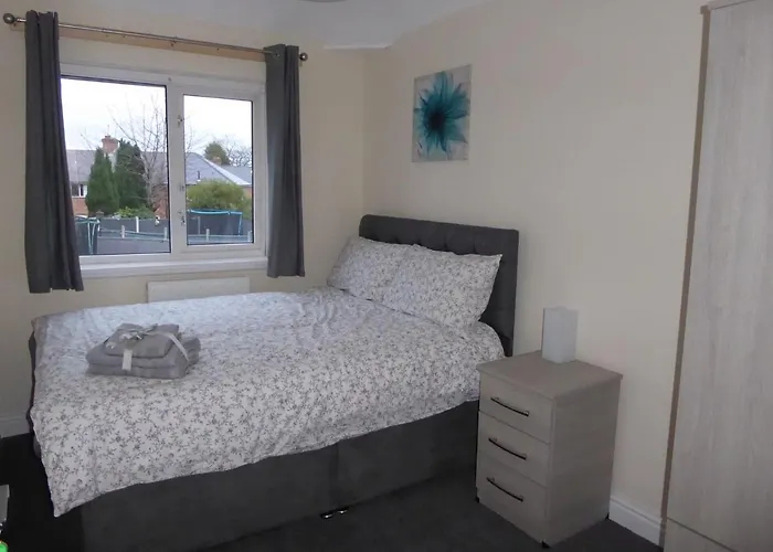 Modern 6-Bed-Groups-Contractors Onsite Parking Vans-Cars