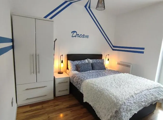 Blue Escape--Lovely 2Beds 1Bath With Free Parking