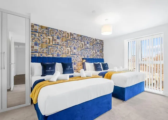 The Versace Suite With 4 Beds And Secure Free Parking