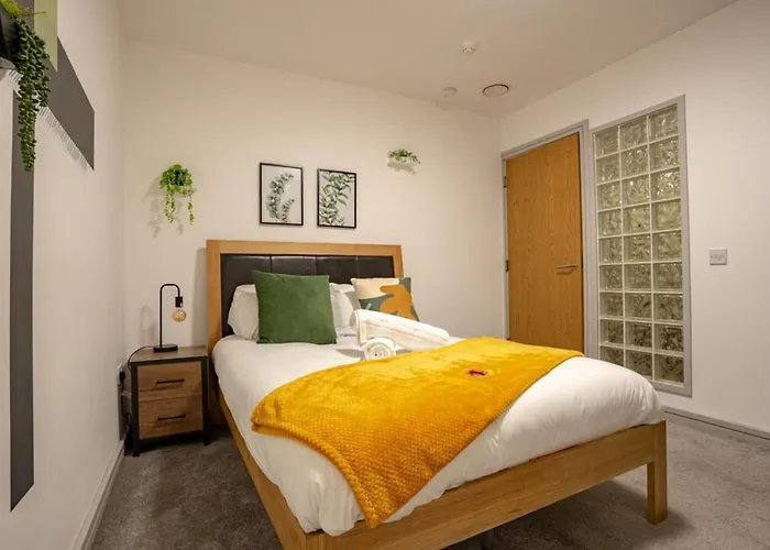 Stylish And Central 2 Bedroom Apartment - Free Parking