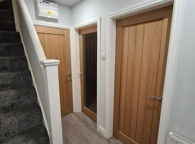 Whole House - 4 Bedrooms - Parking - Sleeps 8