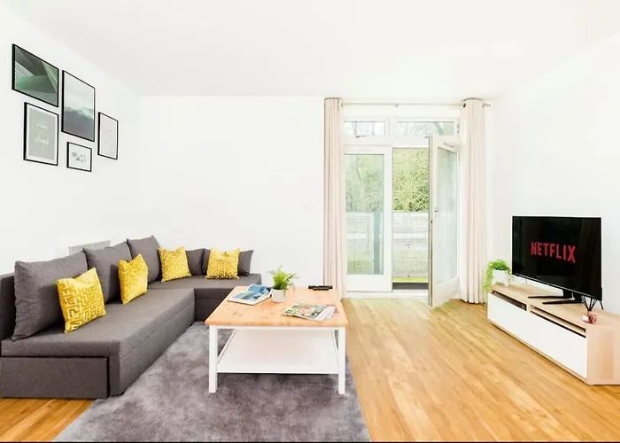 Kinara Properties - Luxury 2 Bed Apartment, Local To Uob, Qe, Royal Orthopaedic Hospital, 10 Mins From Birmingham City Centre, Free Parking