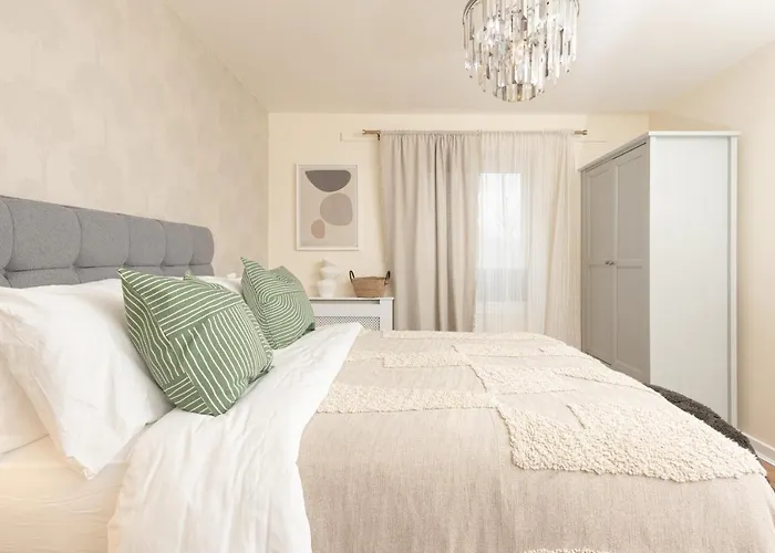 Luxury Apartment, Birmingham-Parking