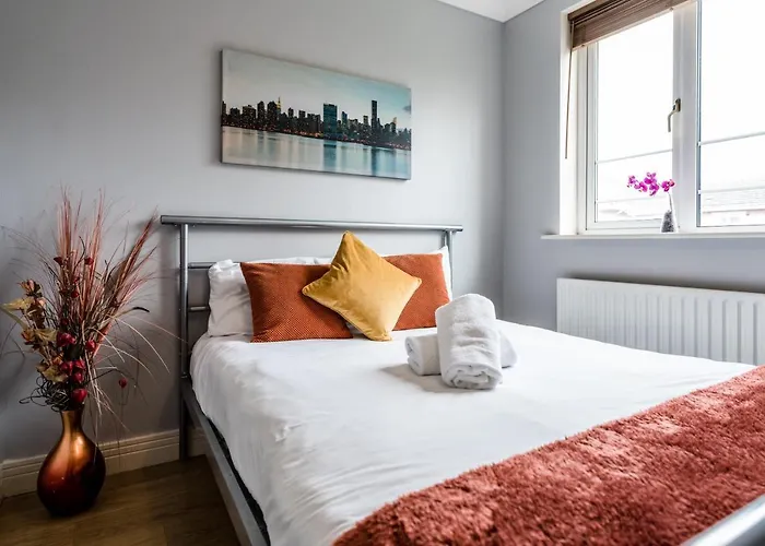 Waterside Stay - City Centre With Parking
