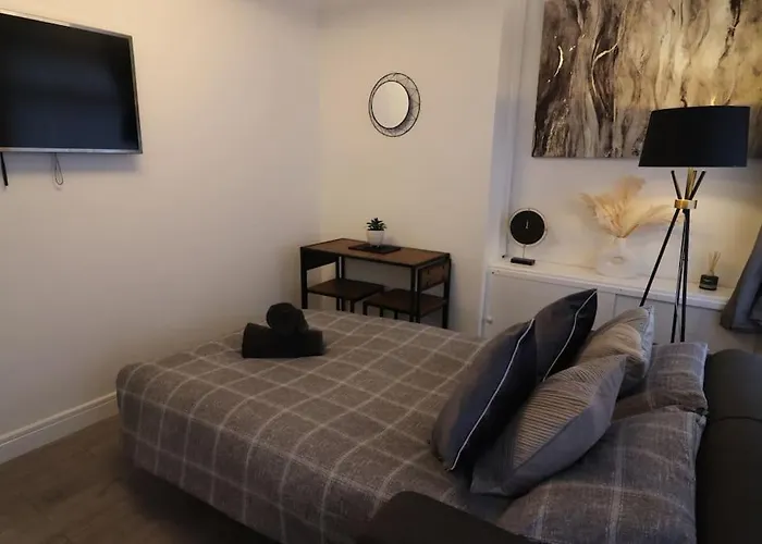 Stylish One Bed Apartment With Off Road Parking