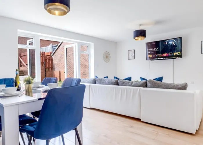 Pluxa Royal Azul 4 Bedroom House With Car Park