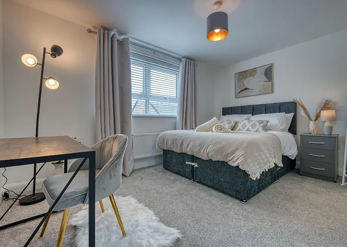 Spacious 4 Bedroom House W/Parking