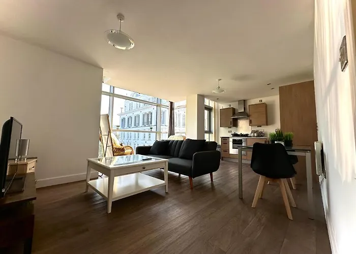 Birmingham Prime Location Stunning Apartment Floor-To-Ceiling Windows