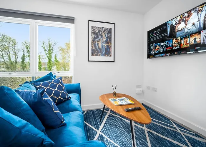 Luxury Two Bed Apartment - Parking - Smart Tv - Wifi