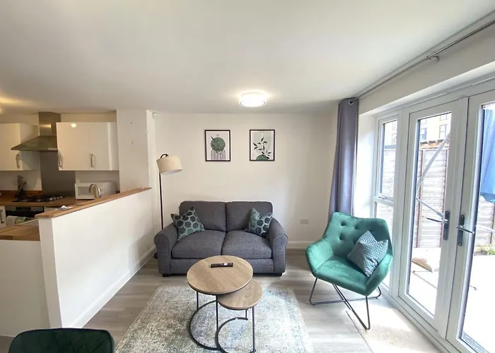 Birmingham Modern Town-House Great For Contractor Groups & Weekends Gated Private Parking With En-Suite Shower Room