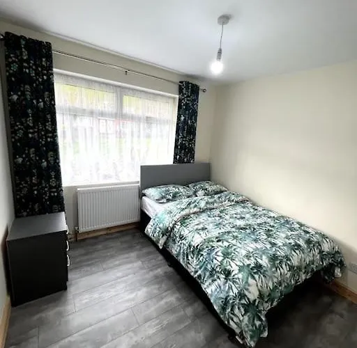 Luxury 3 Bed 3 Bedroom House Harborne