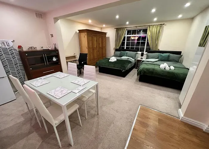 Emerald Studio Suite Near Qe/Uob